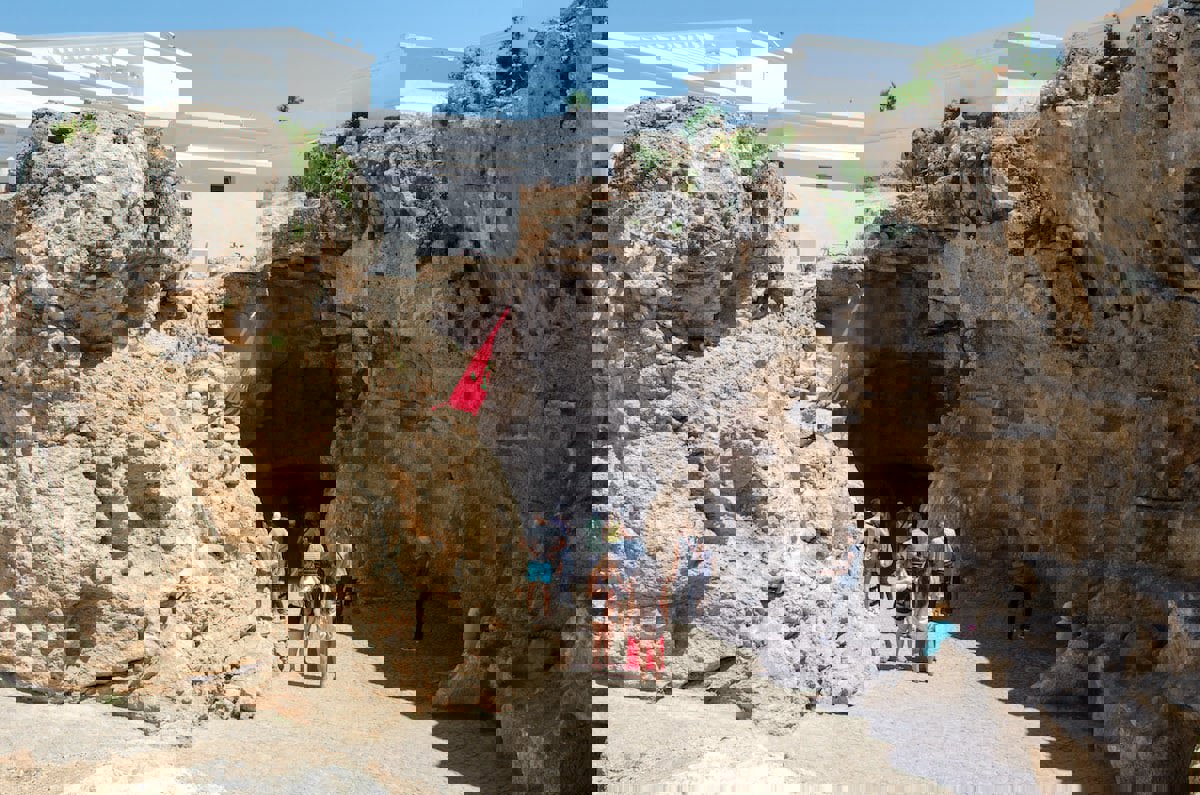 "مغارة هرقل".. تحفة طنجة التي استقطبت الملوك والمشاهير.. أبرزهم الملك سلمان (صور)