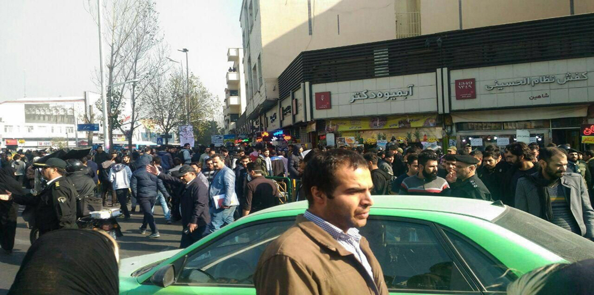 المحتجون الإيرانيون يستولون على أحد مقرات الحرس الثوري في أصفهان (فيديو)