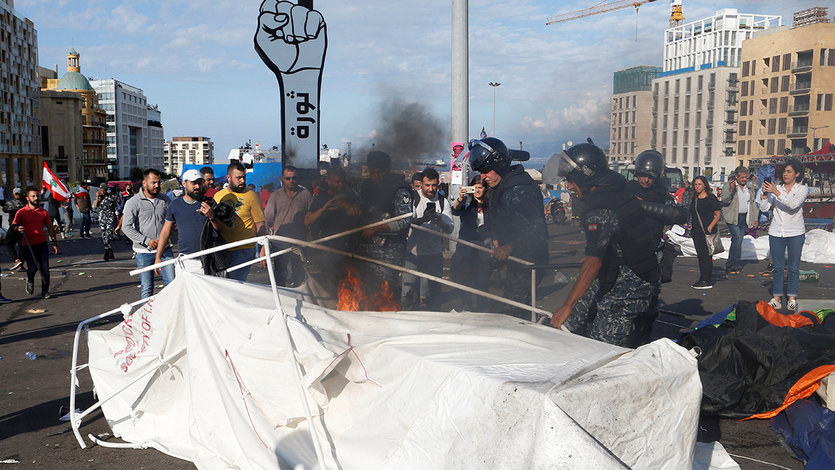 المحتجون يغلقون الطرق في بيروت ومناطق أخرى بلبنان‎