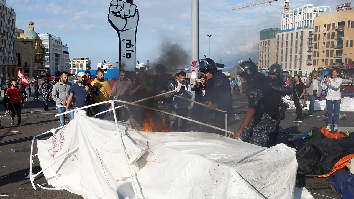 المحتجون يغلقون الطرق في بيروت ومناطق أخرى بلبنان‎