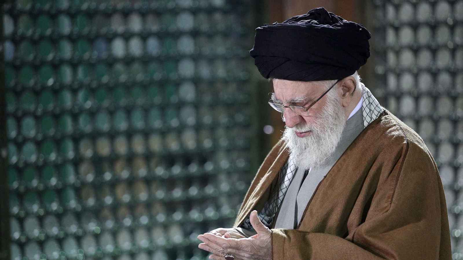 غروسي مستهدف .. 400 رجل دين إيراني يؤيدون فتوى قتل من يهدد خامنئي