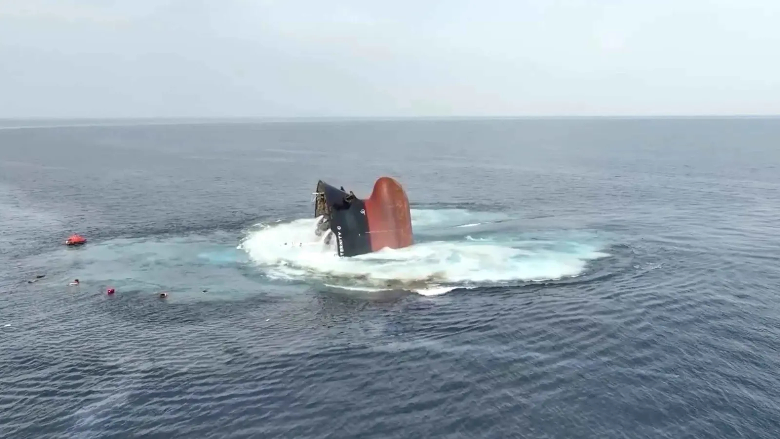 المبعوث الأممي يدعو الحوثيين لوقف هجماتهم في البحر الأحمر