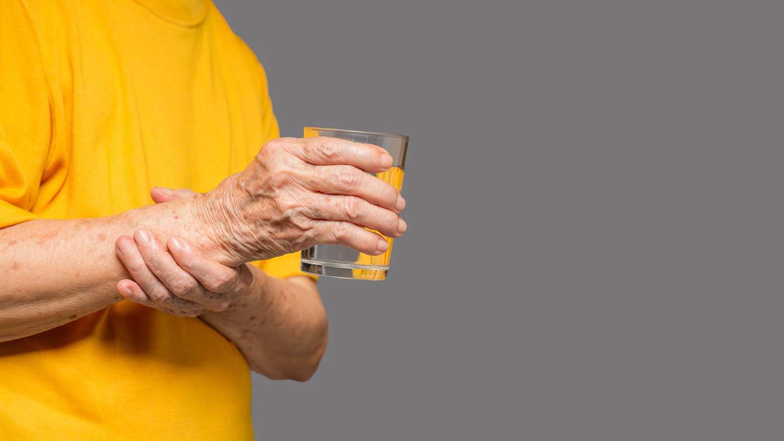 مخاطر احتباس السوائل لدى كبار السن.. احذروها