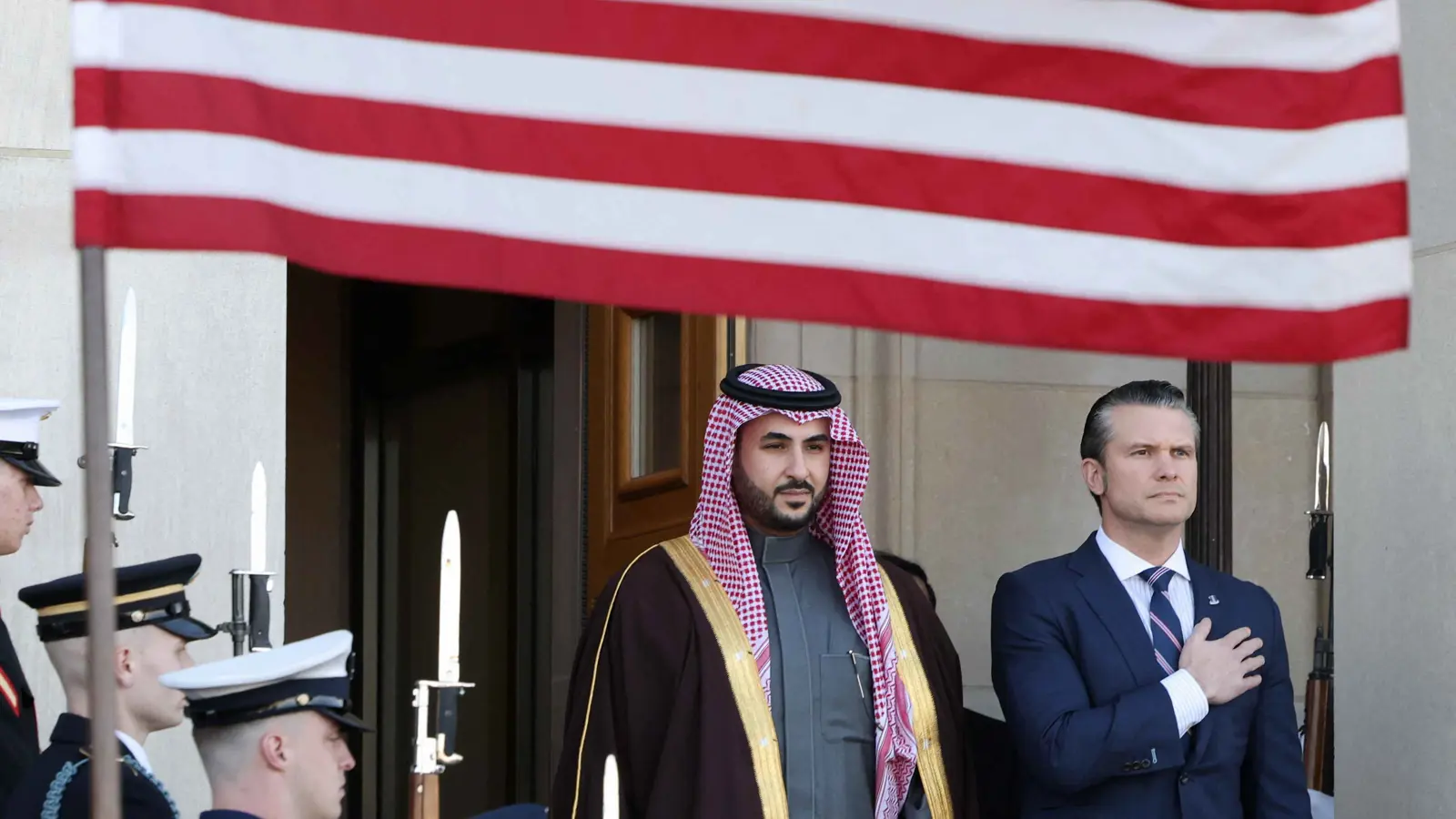 وزير دفاع السعودية يصل إلى واشنطن في زيارة رسمية