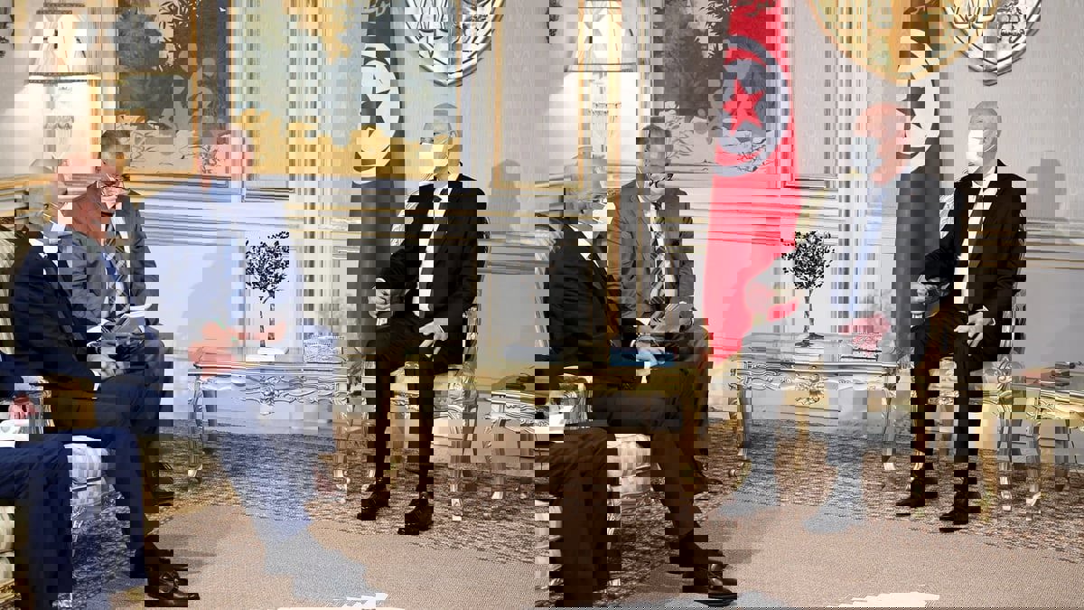 مترجم "يحرج" وزير الخارجية اليوناني ويثير جدلا في تونس