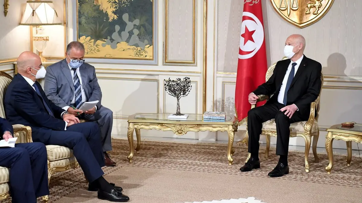 مترجم "يحرج" وزير الخارجية اليوناني ويثير جدلا في تونس