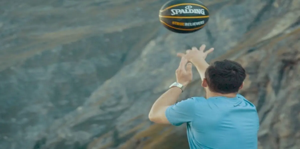 أسترالي يدخل موسوعة غينيس برقم قياسي في كرة السلة (فيديو)