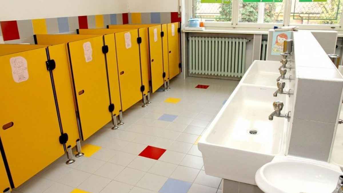 "لسبب غريب".. مدرسة تحظر استخدام المرايا في المراحيض