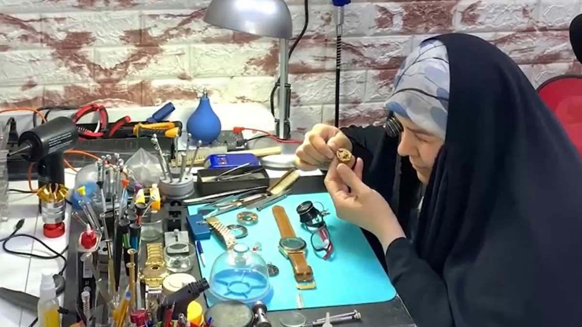 "أم نور".. امرأة عراقية تكسر احتكار الذكور لمهنة تصليح الساعات (صور)