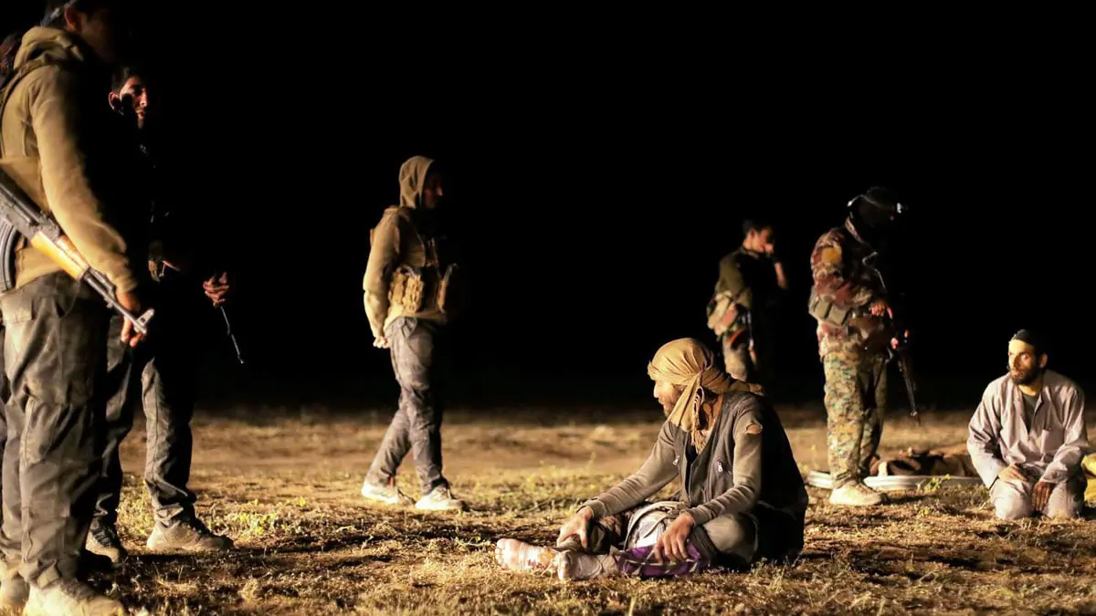 أمريكا تنقل معتقلين يشتبه في انتمائهم لتنظيم داعش من سوريا إلى العراق‎