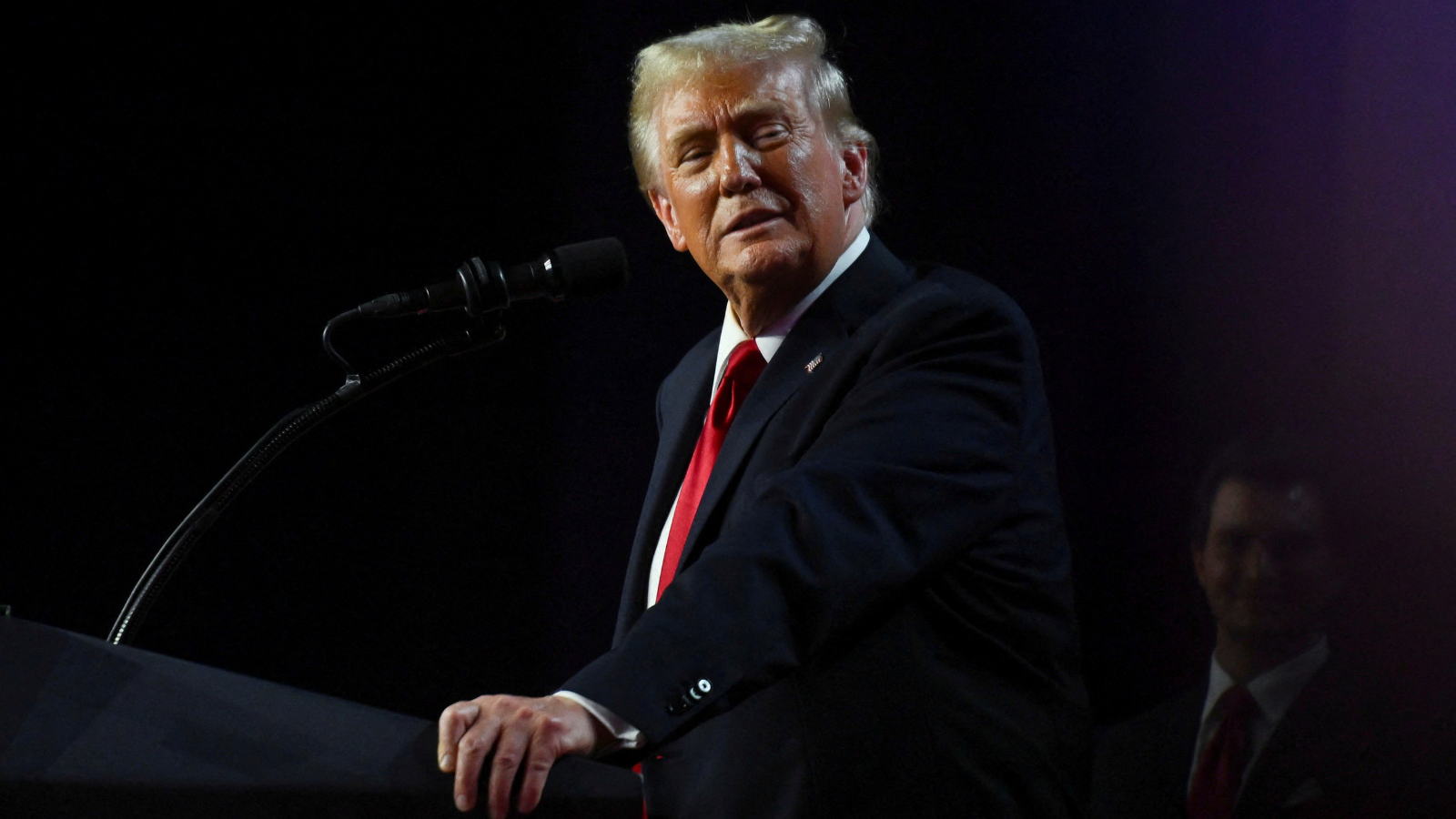 فيديو مدهش لفنان رسم ترامب بطريقة "صادمة"