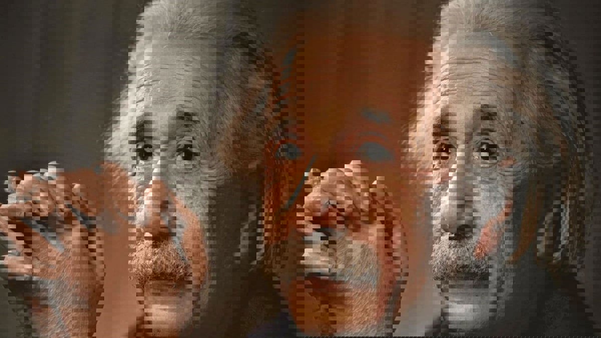 بعد 100 عام على منحه جائزة نوبل.. ماذا تعرف عن ألبرت أينشتاين؟
