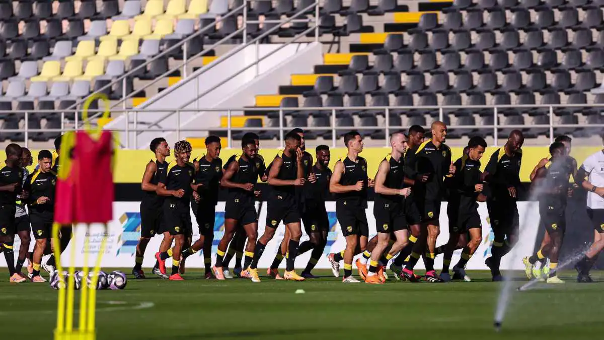 سلحفاة ويجب الاستغناء عنهما.. عبد الله فلاته يشن هجوما على نجمي الاتحاد السعودي
