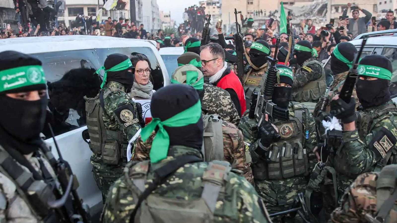حذرت من "خرق خطير".. حماس تتوعد كل من ينشر معلومات وصور عن الرهائن