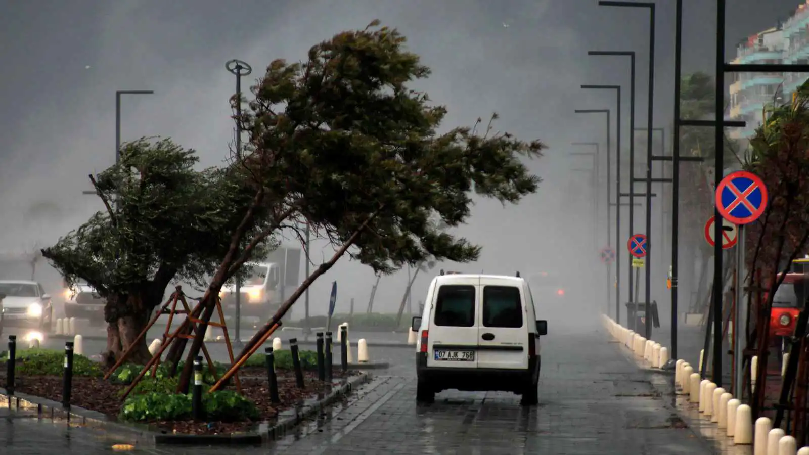 "لحظات مرعبة".. رياح عاتية تربك منظومة النقل التركية (فيديو)