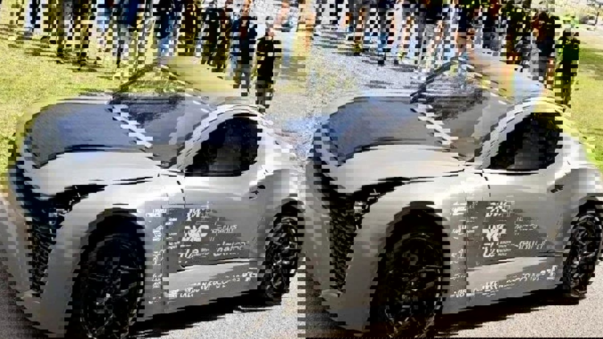 طلاب هولنديون يخترعون سيارة كهربائية تمتص الكربون