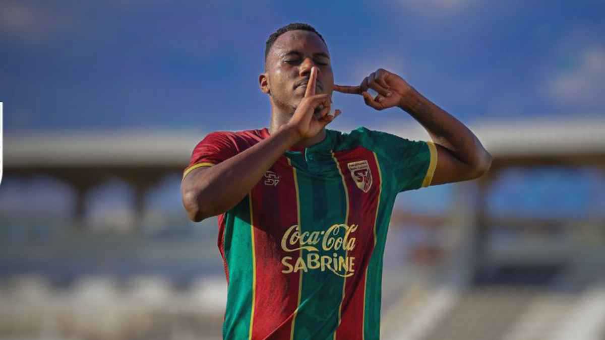 الملعب التونسي يتخطى المنستيري ويواجه الترجي على لقب كأس السوبر