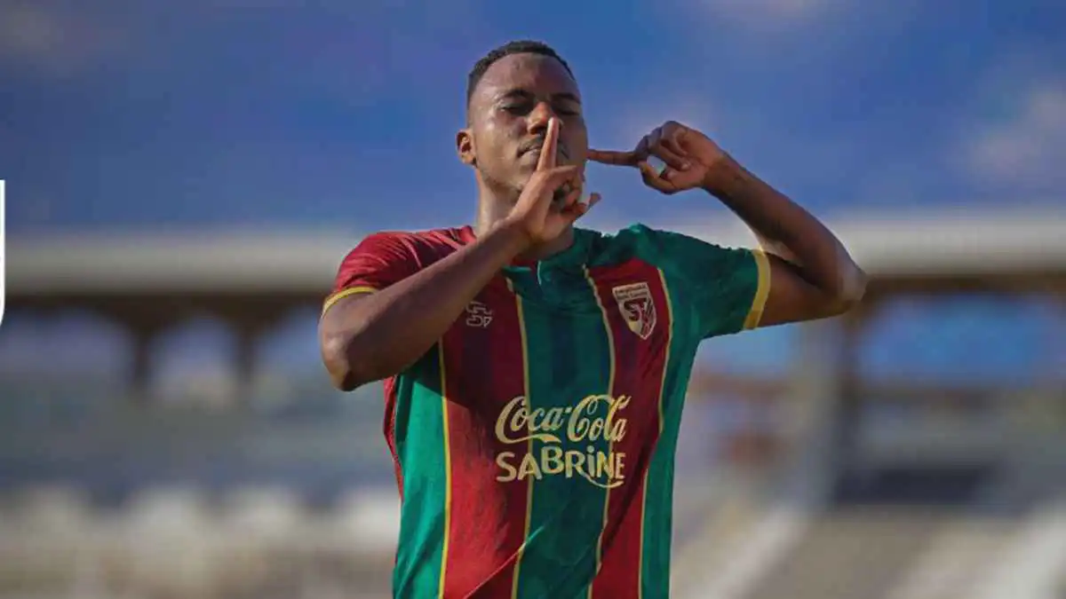 الملعب التونسي يتخطى المنستيري ويواجه الترجي على لقب كأس السوبر