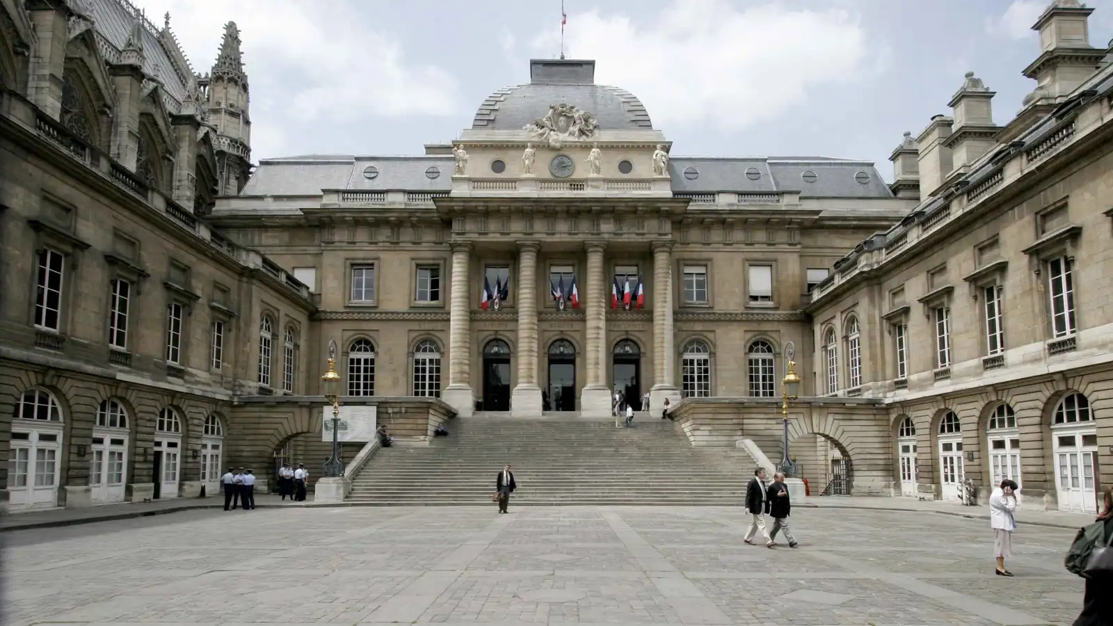 فرنسا.. النيابة العامة تطلب السجن لثلاث "عائدات" من سوريا