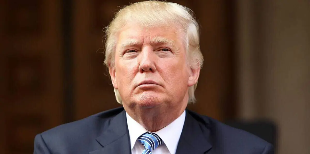 ترامب يغذي غروره مرتين يوميًا بقراءة ملفين يمدحانه