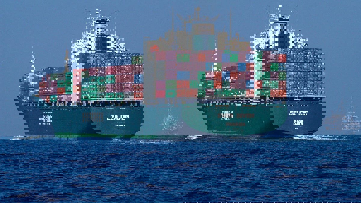 بعد احتجاز 3 أشهر.. "إيفرغيفن" تغادر قناة السويس (صور وفيديو)