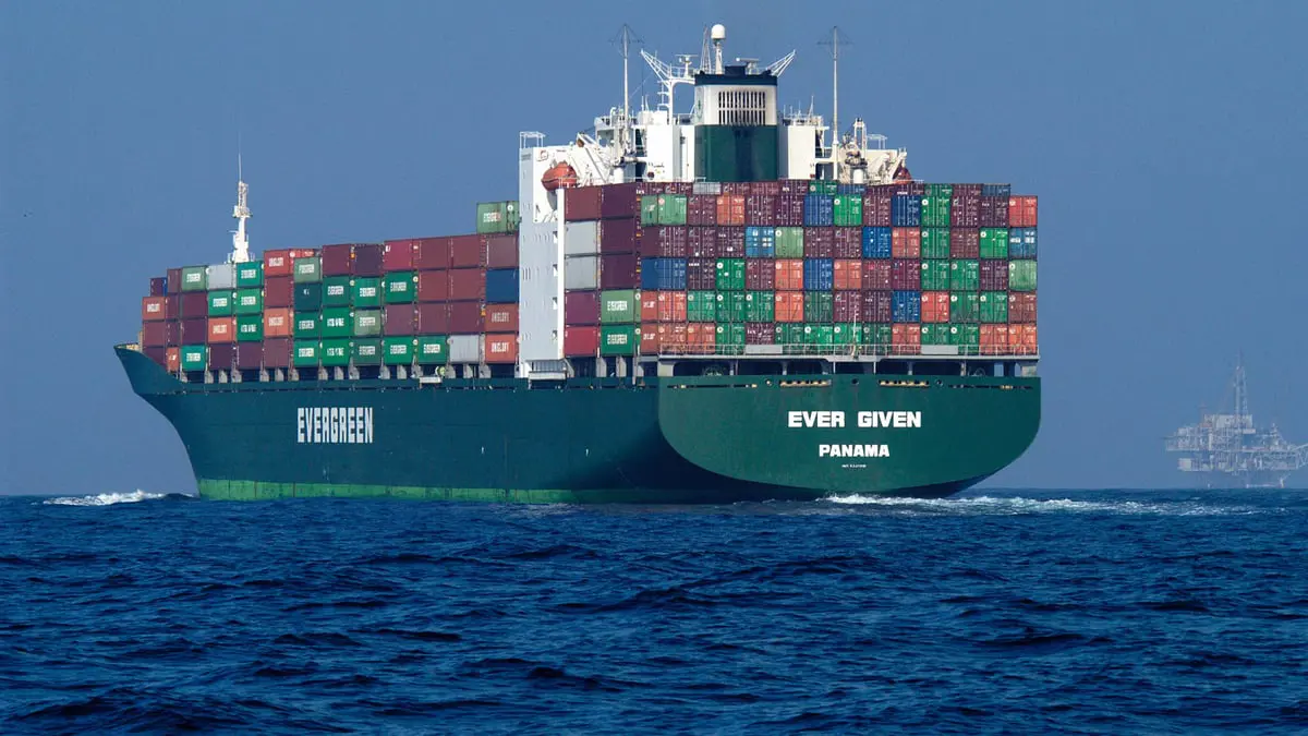 بعد احتجاز 3 أشهر.. "إيفرغيفن" تغادر قناة السويس (صور وفيديو)