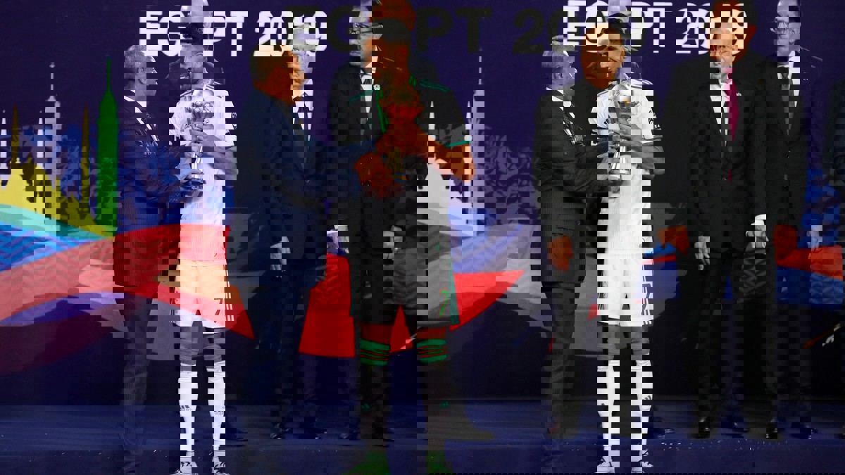 حقيقة تجاهل رياض محرز مصافحة رئيس الوزراء المصري في مراسم تسليم كأس أمم إفريقيا