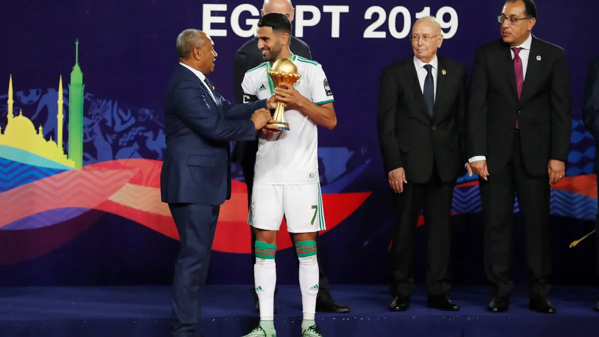 حقيقة تجاهل رياض محرز مصافحة رئيس الوزراء المصري في مراسم تسليم كأس أمم إفريقيا