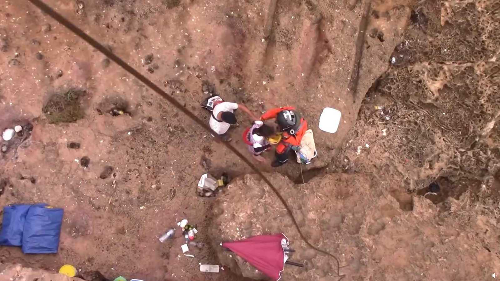 إنقاذ عائلة جزائرية علقت على صخرة بحرية (فيديو)