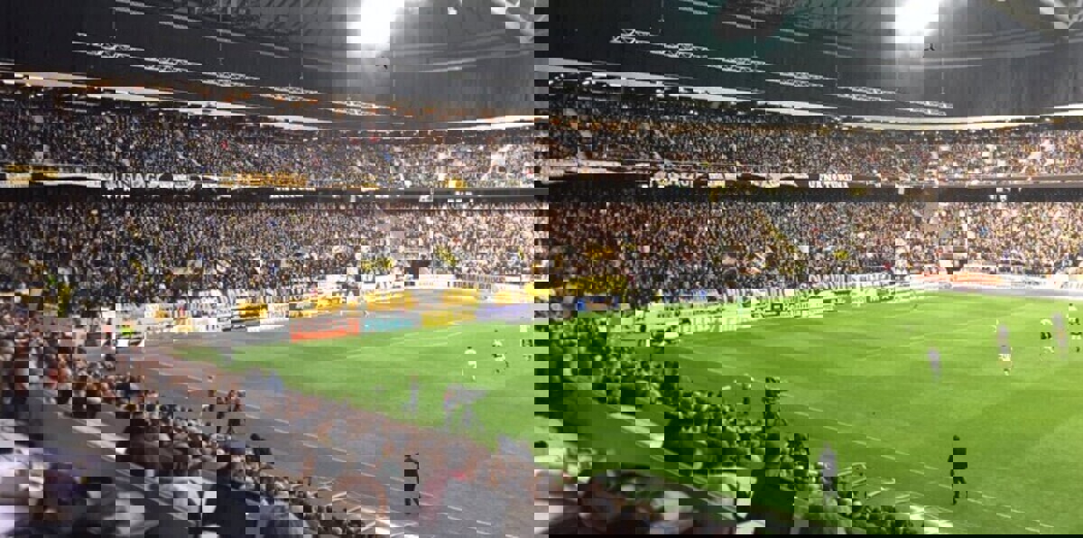 لماذا ارتدت الجماهير السويدية النقاب الإسلامي داخل الملعب؟ (صورة)