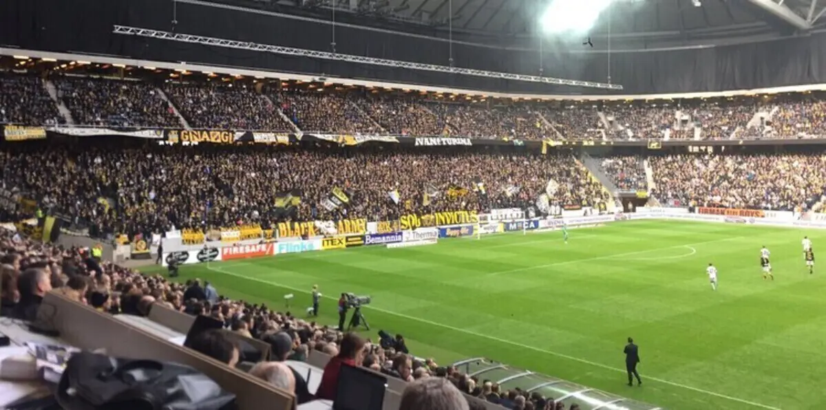 لماذا ارتدت الجماهير السويدية النقاب الإسلامي داخل الملعب؟ (صورة)