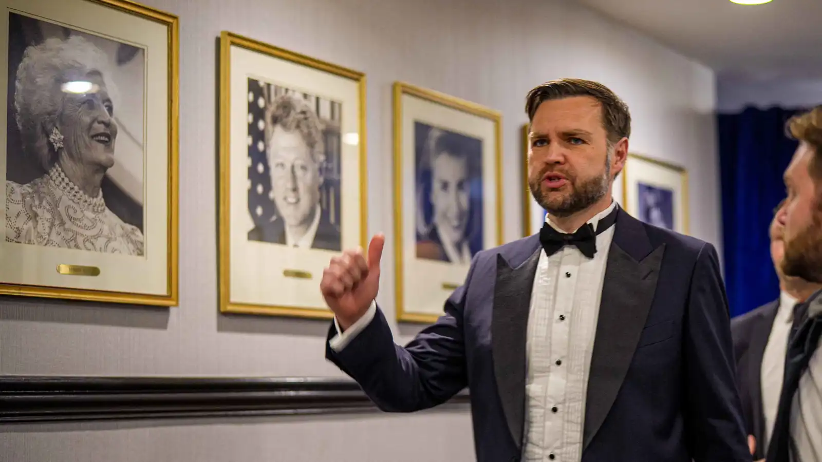 ثورة شعبية وإسقاط النظام بيد الأكراد.. فانس يجهض خطة الموساد