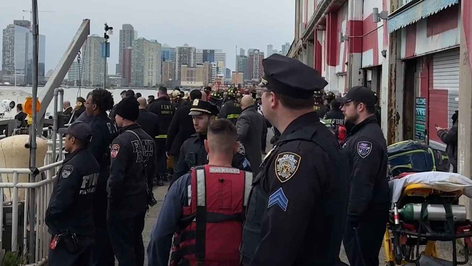 لحظة سقوط وتحطم الطائرة الأمريكية في نهر هدسون بنيويورك (فيديو)