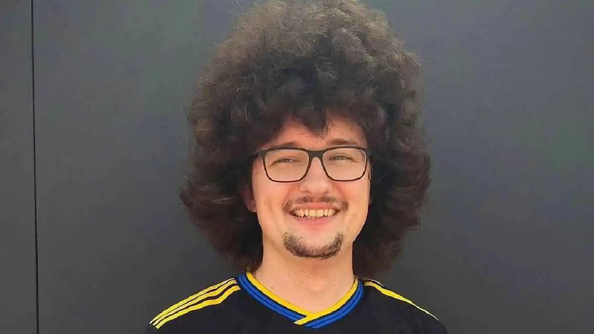 كم فوزاً يحتاج مشجع مانشستر يونايتد الشهير لقص شعره؟