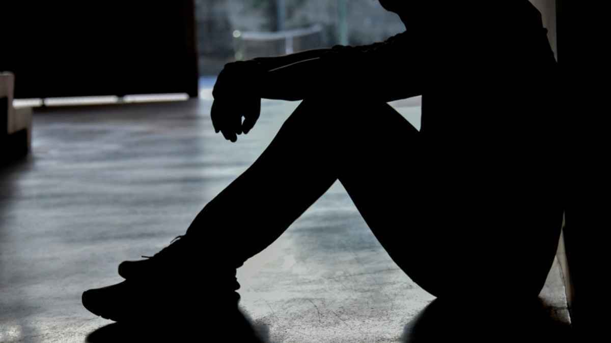 العراق.. ضابط يُقنع شاباً بالعدول عن الانتحار في اللحظة الأخيرة (فيديو)