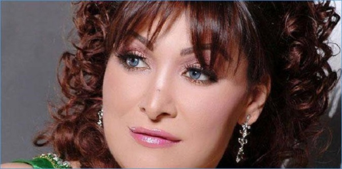 ظهور فنانة تونسية بلباس شفاف في برنامج تلفزيوني يثير جدلًا واسعًا (صور وفيديو)