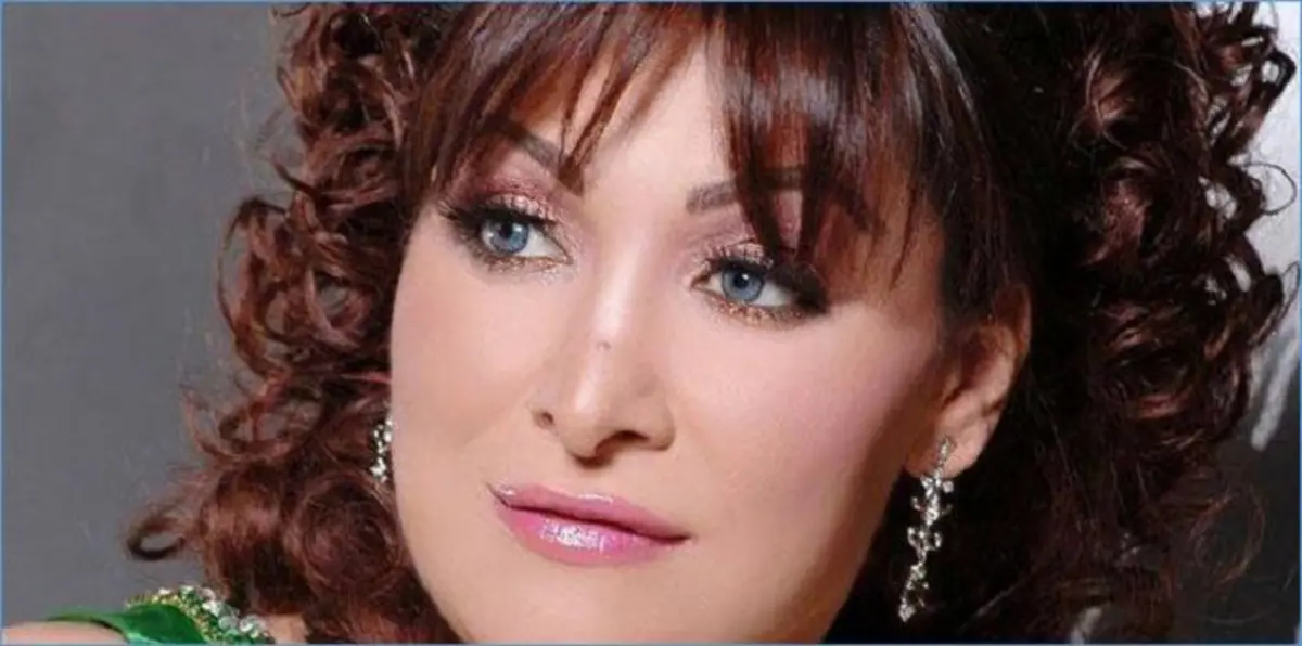 ظهور فنانة تونسية بلباس شفاف في برنامج تلفزيوني يثير جدلًا واسعًا (صور وفيديو)