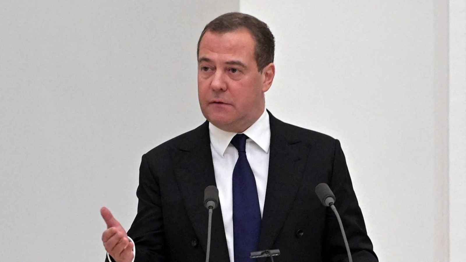 "لا تتشاجروا يا شباب"..  ميدفيديف يعرض التوسط بين ترامب وماسك