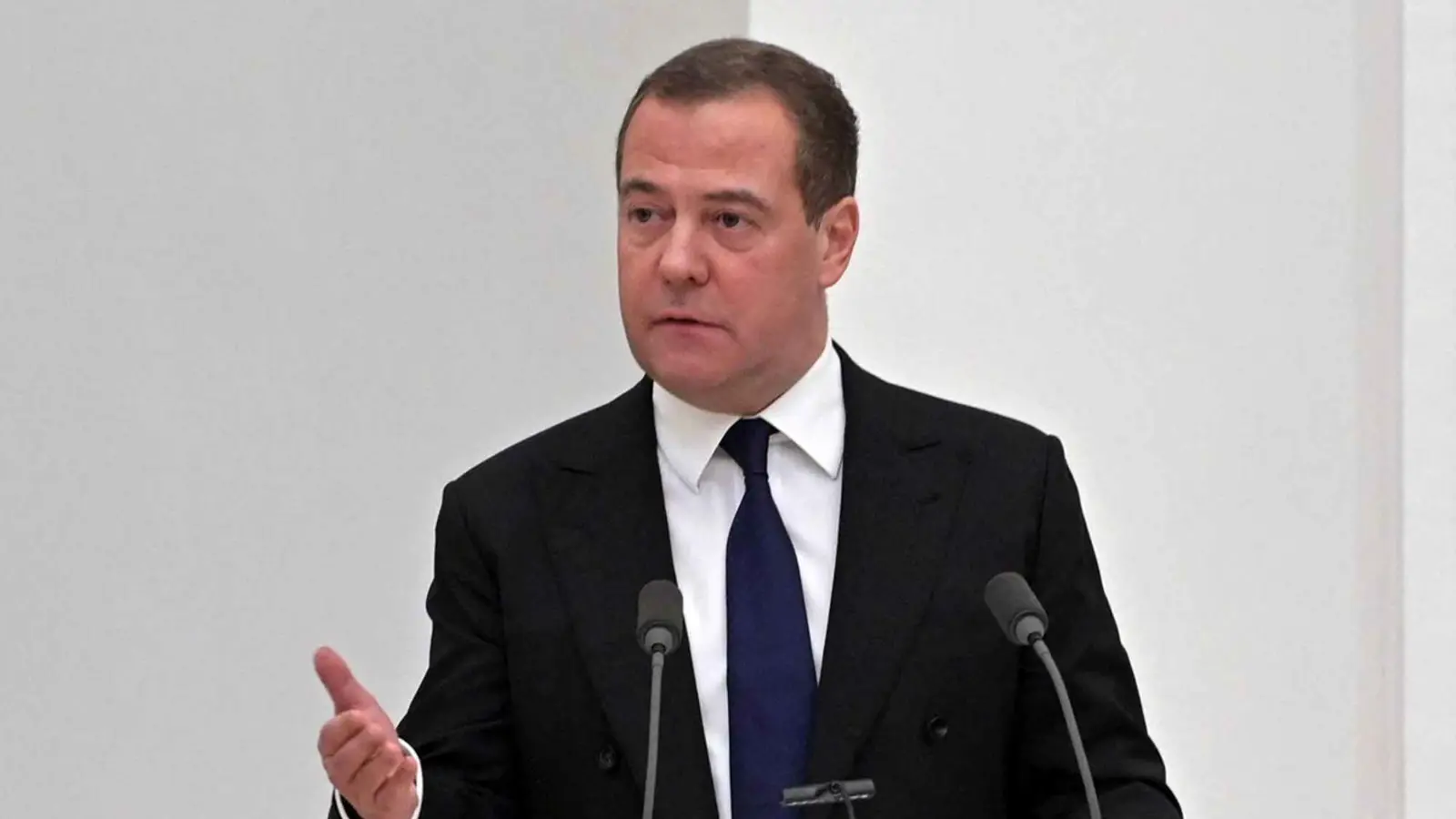 "لا تتشاجروا يا شباب"..  ميدفيديف يعرض التوسط بين ترامب وماسك