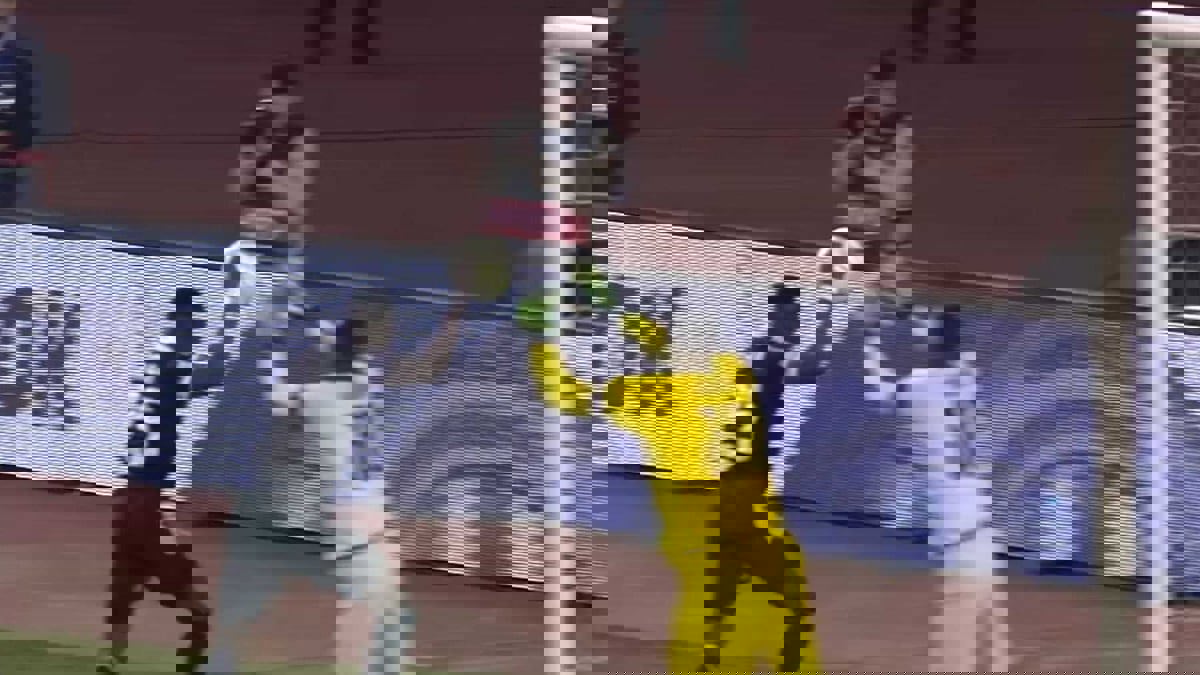 على طريقة مارادونا.. لاعب يسجل هدفا باليد ثم يطلب من الحكم إلغاءه (فيديو)