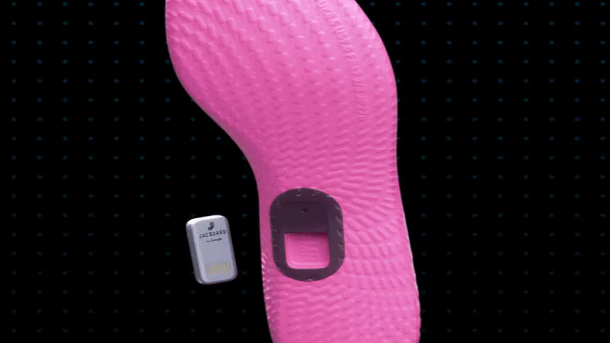 حذاء ذكي يتصل بالهاتف مع مزايا ثورية من غوغل (صور)