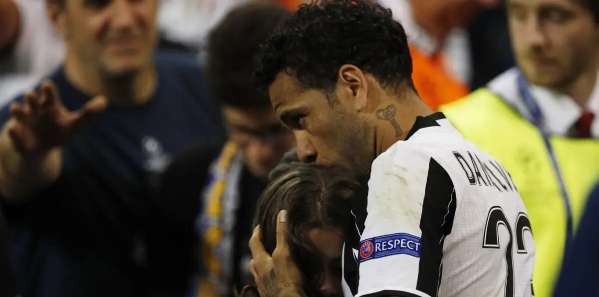 يوفنتوس يعلن رغبة ألفيش في الرحيل إلى مانشستر سيتي