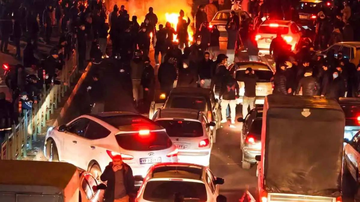 عدو خارجي يعني نظاما أقوى.. المفارقة "القاتلة" في سيناريو ضرب إيران