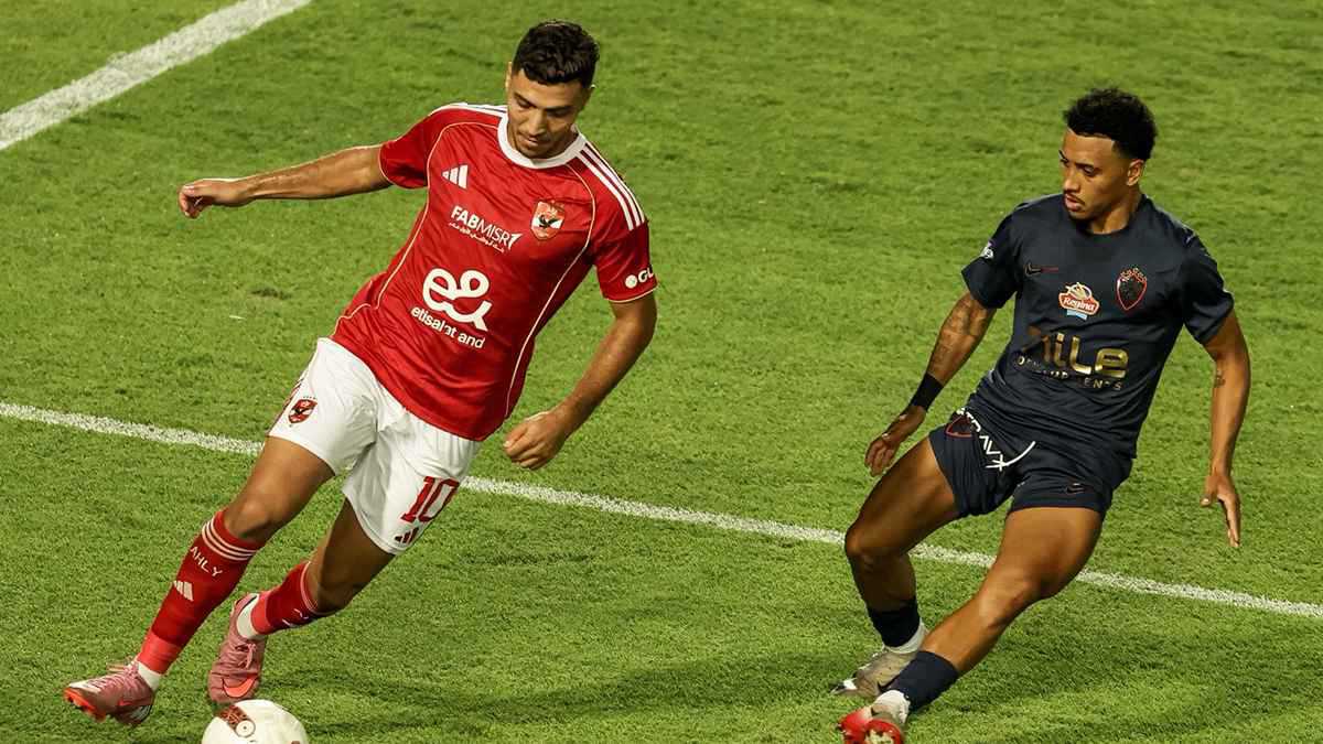 مثل محمد هنيدي.. نجم الأهلي المصري يسخر من خوان ألفينا بيزيرا (فيديو)