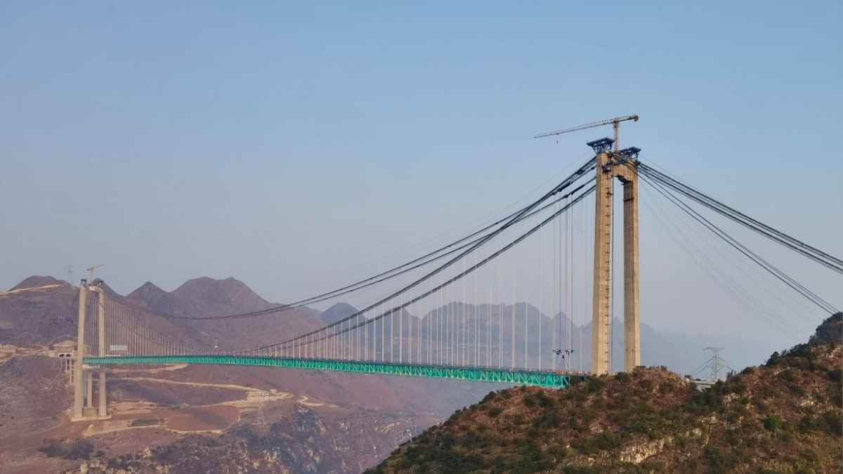 بارتفاع 625 مترًا.. الصين تستعد لتدشين أعلى جسر بالعالم (فيديو)