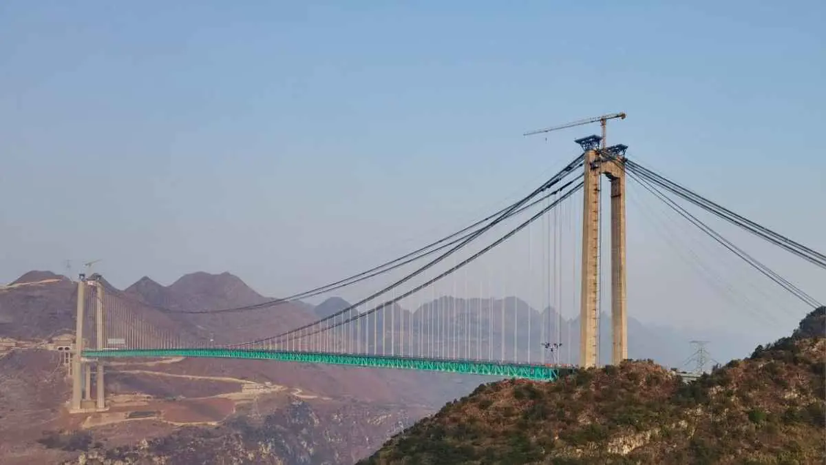 بارتفاع 625 مترًا.. الصين تستعد لتدشين أعلى جسر بالعالم (فيديو)