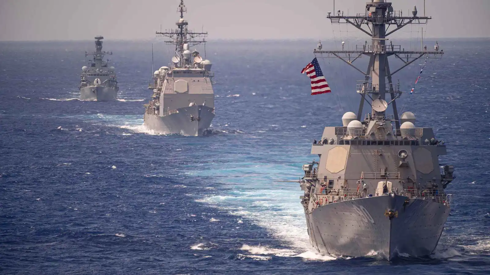 أمريكا تعتقل ناجين بعد غارة على "سفينة مخدرات" في البحر الكاريبي