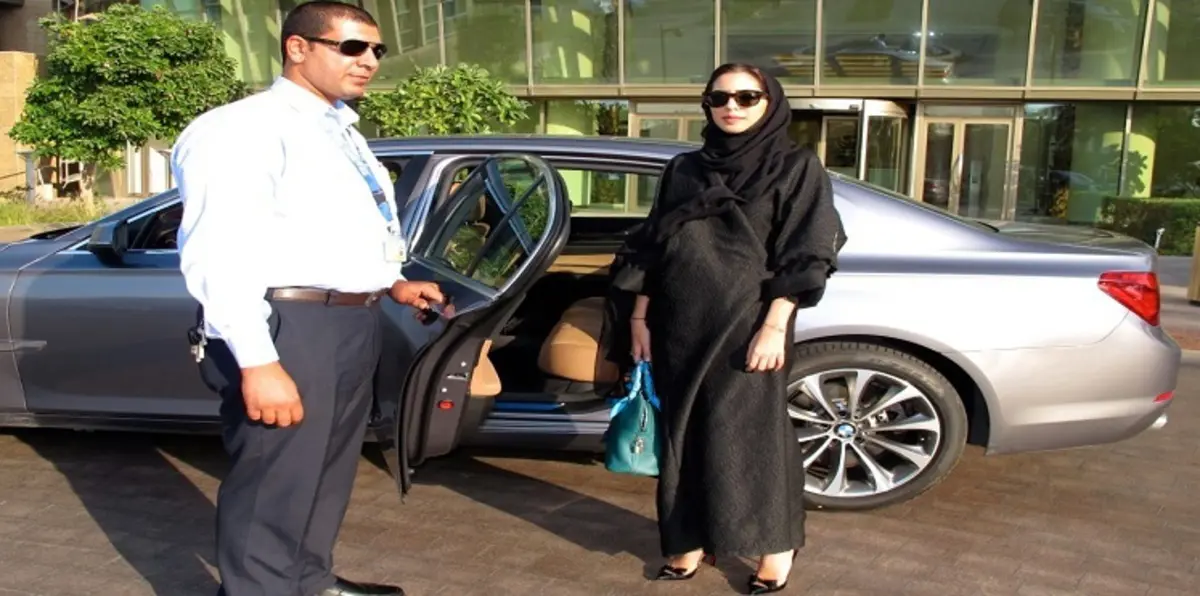 السعوديات يعزفن عن "أوبر وكريم" بسبب أناقة السائقين "والعيب الاجتماعي"
