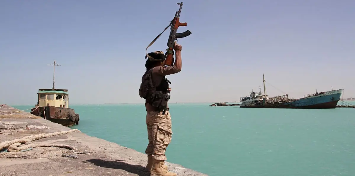 السفير اليمني بالقاهرة: إذا توافرت الإمكانات للحوثيين سيوقفون الملاحة بالبحر الأحمر