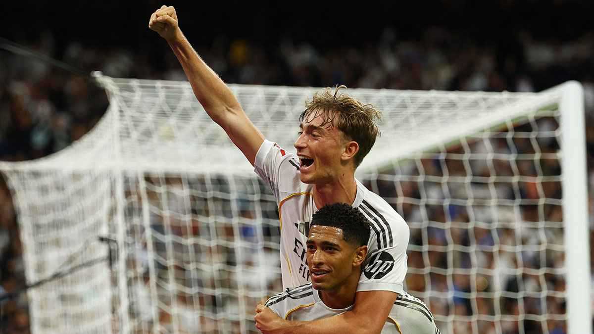 تصرف صادم.. هويسين يطالب جمهور ريال مدريد بشتم برشلونة (فيديو)